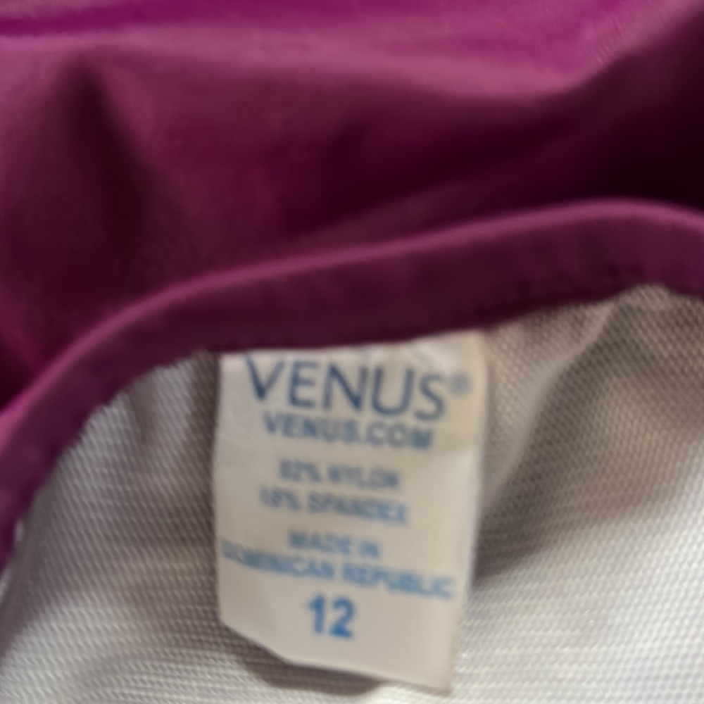 Venus size 12 tankini, with skirted bottom. Included extra black bottom - Picture 7 of 9